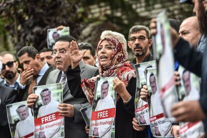 La premio Nobel de la Paz yemení, Tawakkol Karman (centro), en una protesta el pasado día 8 en Estambul, cuando aún no se conocía la muerte del periodista.