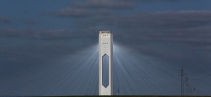 Torre de la planta solar de Abengoa en la localidad de San Lúcar la Mayor (Sevilla).