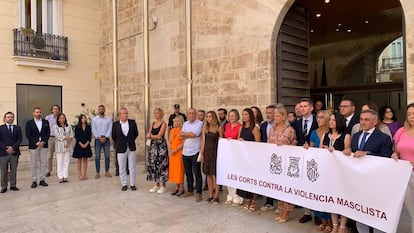 PP, PSOE y Compromís, tras la pancarta contra la violencia machista a las puertas de las Cortes valencianas, tras el último asesinato machista, en el minuto de silencio en el que Vox se separó del resto de diputados.