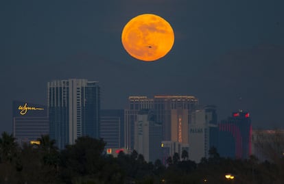La primera superluna del año vista desde Las Vegas, el 1 de enero de 2018.