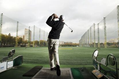 El profesor Ignacio Puga practicando su <i>swing</i> en las instalaciones de Green Canal en el barrio de Chamberí.