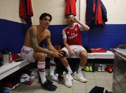 Hector Bellerin y Kieran Tierney en el vestuario del Arsenal durante un partido de la Premier League el pasado 20 de septiembre.
