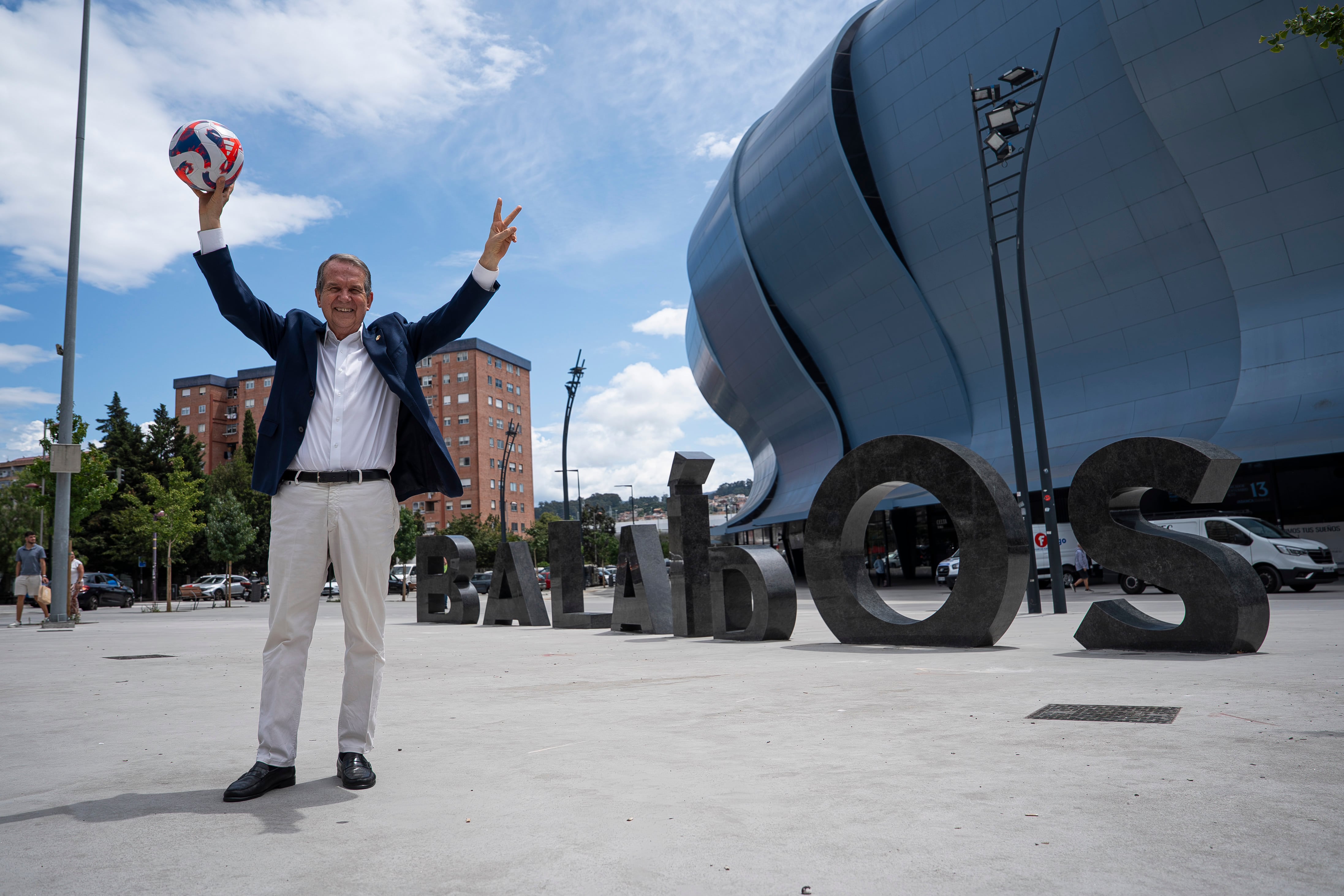 Abel Caballero, alcalde de Vigo, posa en las inmediaciones del estadio de Balaídos mientras confía en que la ciudad sea sede del próximo Mundial de fútbol.