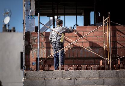 Un trabajador de la construcción en una obra.