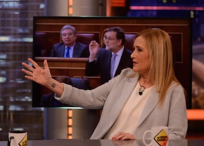 Cristina Cifuentes enseñando uno de sus tatuajes en la muñeca.