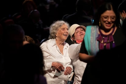 Elena Poniatowska participa en una selfi durante el homenaje.