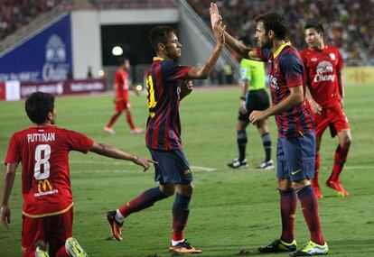 Neymar celebra con Cesc uno de los goles.