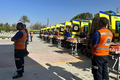 Ambulancias se establecen en el lado egipcio del paso fronterizo de Rafah, a la espera de heridos palestinos, este jueves.  