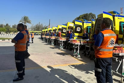Ambulancias se establecen en el lado egipcio del paso fronterizo de Rafah, a la espera de heridos palestinos, este jueves.
