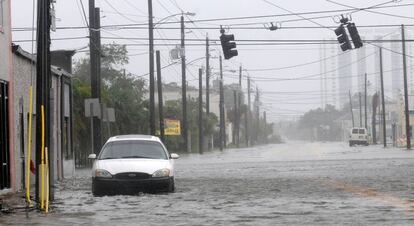 Una calle inundada en Daytona Beach (Florida) este viernes.