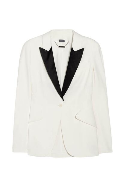 Con esta americana parecerás Uma Thurman en Pulp Fiction. Alexander McQueen es el encargado de aportar este aire rockero (1.195 euros).