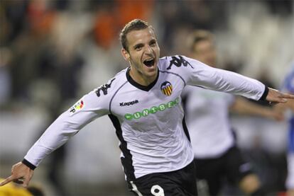 Soldado celebra uno de sus goles contra el Rangers.