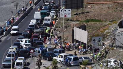 Cientos de los llamados coches patera en la frontera de El Tarajal, en Ceuta, esperan para pasar la frontera con Marruecos.