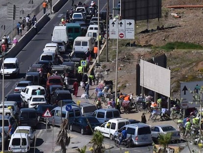 Cientos de los llamados coches patera en la frontera de El Tarajal, en Ceuta, esperan para pasar la frontera con Marruecos.