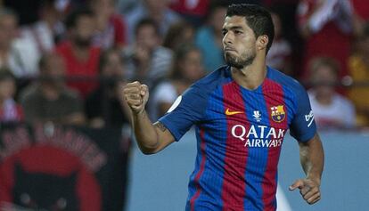 Luis Su&aacute;rez celebra el primer gol del Bar&ccedil;a. 