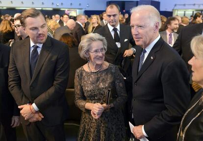 De izquierda a derecha: Leonardo DiCaprio, Hilde Schwab, cofundadora de la funcación Scwab; y el vicepresidente estadounidense, Joe Biden, participan en un acto en la víspera de la inauguración de la reunión del Foro Económico Mundial.