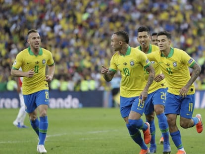 Everton, Coutinho, Firmino y Arthur celebran el primer gol de Brasil ante Perú.