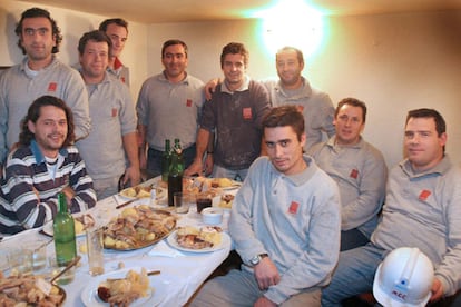 Un grupo de trabajadores de la construcción originarios de la ciudad de Coimbra comen en un bar de Vigo.