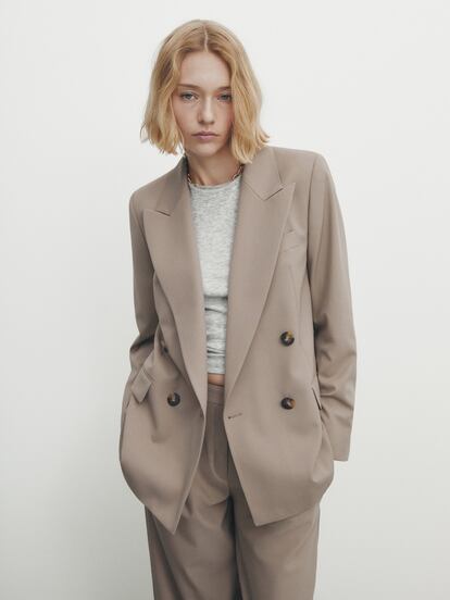 De líneas puras y fiel al minimalismo, la americana de Massimo Dutti es el básico atemporal que podrás adaptar a tu vestidor en cualquier época del año. 149 euros

 