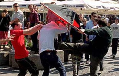 Un grupo de hinchas de fútbol ultranacionalistas ataca a un activista <i>gay,</i> tras la manifestación de homosexuales en Belgrado.