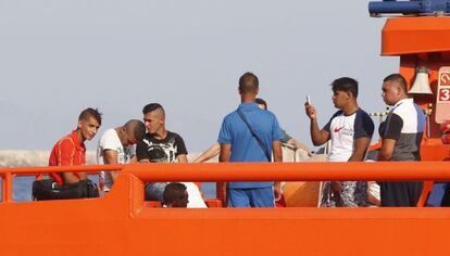 Inmigrantes &#039;sin papeles&#039; detenidos tras intentar llegar a Espa&ntilde;a en patera.