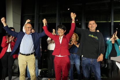 El candidato de EH Bildu a la Alcaldía de Donosti, Juan Karlos Izagirre; la candidata de EH Bildu a la Alcaldía de Vitoria-Gasteiz, Rocío Vitero, y el coordinador general de EH Bildu, Arnaldo Otegi, durante la noche electoral del domingo, en San Sebastián.