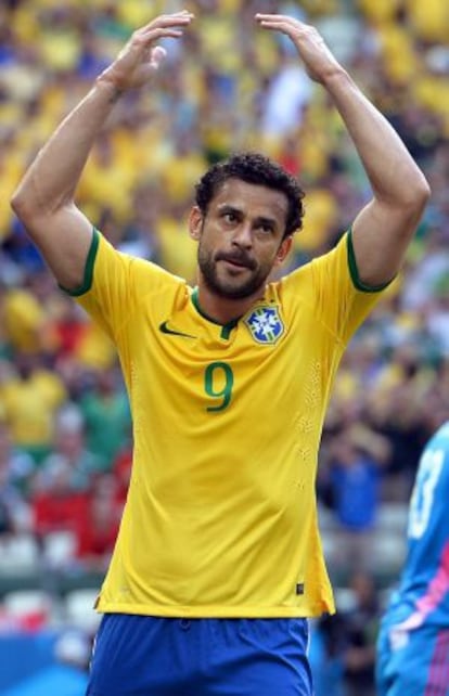 Fred pede o apoio da torcida no jogo contra o México.