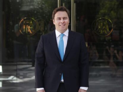 El presidente de El Corte Ingl&eacute;s, Dimas Gimeno &Aacute;lvarez, posa ante la sede de la Fundaci&oacute;n &quot;Ram&oacute;n Areces&quot; de Madrid.