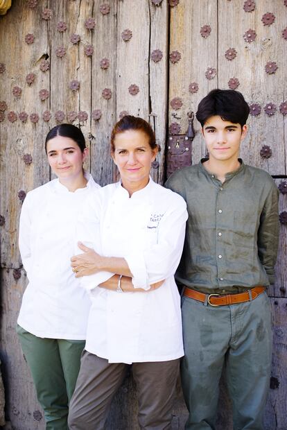 Samantha Vallejo-Nágera posa en la entrada de Casa Taberna junto a dos de sus cuatro hijos, Cloe, de 20 años, y Pedro, de 18.