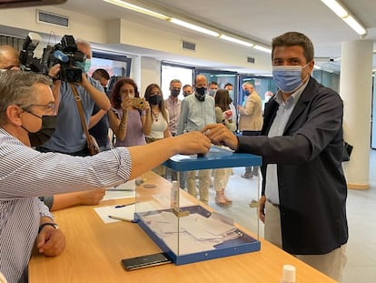 Carlos Mazón, el candidato de Génova a la presidencia del PP valenciano, vota en la sede del partido en Alicante.