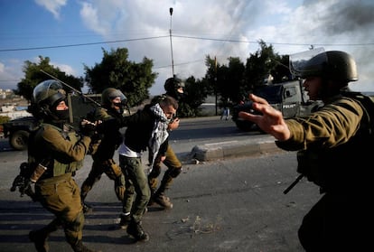 Soldados israel&iacute;es detienen a un palestino en Nabl&uacute;s.