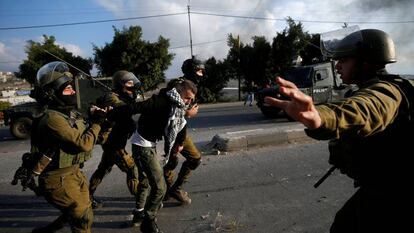 Soldados israel&iacute;es detienen a un palestino en Nabl&uacute;s.