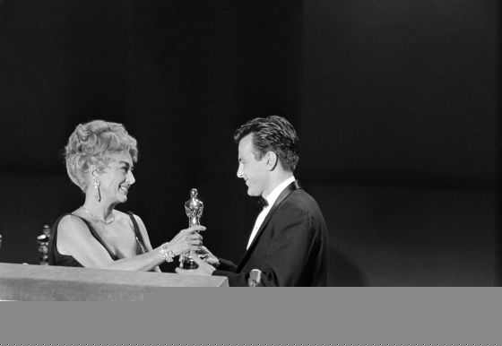 Maximilian Schell, en 1961, recibiendo de manos de Joan Crawford el Oscar al Mejor Actor por 'Vencedores y vencidos'.