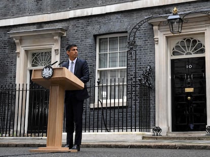 El nuevo primer ministro del Reino Unido, Rishi Sunak, comparece este martes a las puertas de Downing Street.