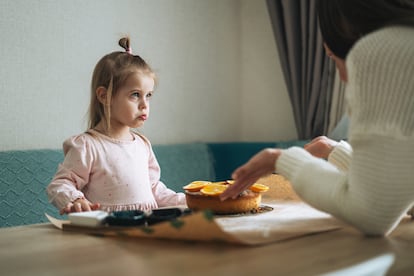 Una alternativa útil para afrontar el oposicionismo de los hijos es que los adultos utilicen el refuerzo positivo. Valorar lo que hacen bien, por ejemplo. 