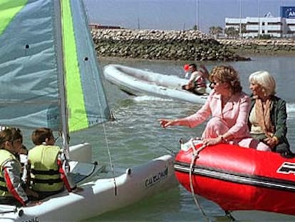 Teófila Martínez y Pilar del Castillo, en una lancha neumática en la escuela de Vela Elcano.