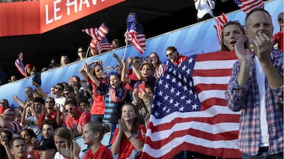 Torcedores dos Estados Unidos, no jogo contra a Suécia, em 20 de junho.