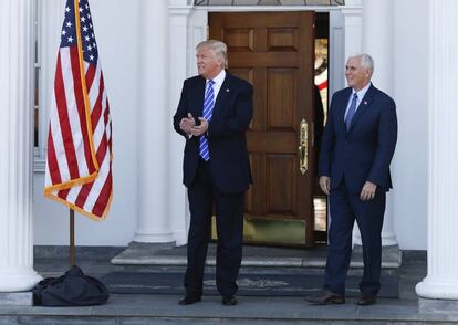 Donald Trump y el futuro vicepresidente Mike Pence esperando a visitantes el pasado sábado en el campo de golf de Bedminster