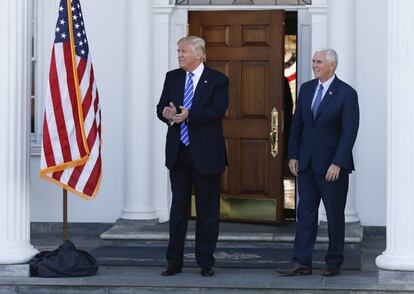 Donald Trump y el futuro vicepresidente Mike Pence esperando a visitantes el pasado s&aacute;bado en el campo de golf de Bedminster