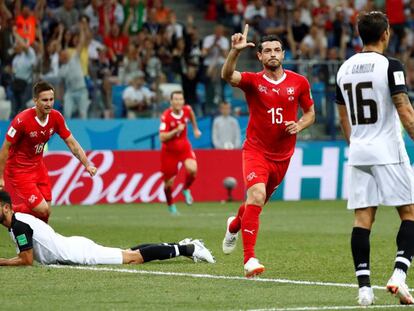 El centrocampista suizo Dzemaili celebra su gol a Costa Rica