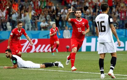 El centrocampista suizo Dzemaili celebra su gol a Costa Rica