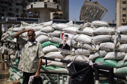 Una barrera de sacos terreros en la acampada pro-Morsi de Raba al Adauiya. 