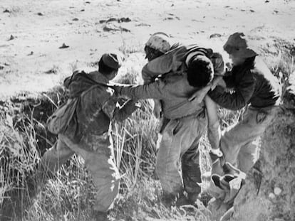Un soldat republicà carrega un ferit a la batalla de l’Ebre, en una imatge que simbolitza la desfeta d’aquell episodi. 