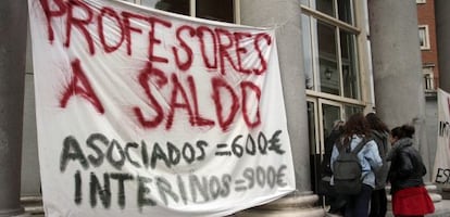 Pancarta de protesta ante la sede del Rectorado.