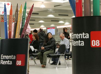 Varias personas esperan para hacer la declaración en la delegación de Hacienda en Vizcaya.