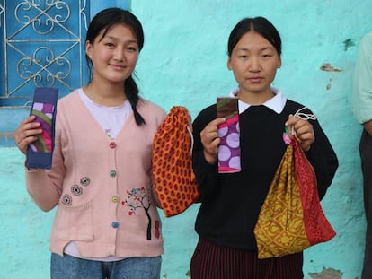 Alumnas del colegio de Lokhim (Nepal) con sus compresas reutilizables.