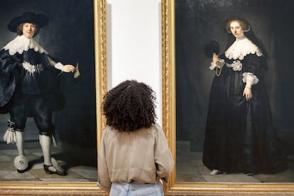 Los retratos de Oopjen Coppit y su esposo, Marten Soolmans, pintados por Rembrandt en 1634, expuestos en el marco de la muestra sobre la esclavitud que el Rijksmuseum organizó en Ámsterdam en 2021, en una imagen cedida por el propio museo. 