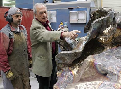 El escultor Vicente Larrea revisa una obra con el responsable del retoque de bronce, José Zumaran, en Alfa Arte.