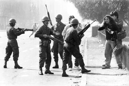 Soldados del ejército detienen a periodistas en una manifestación durante la dictadura chilena, en 1986 en Santiago.