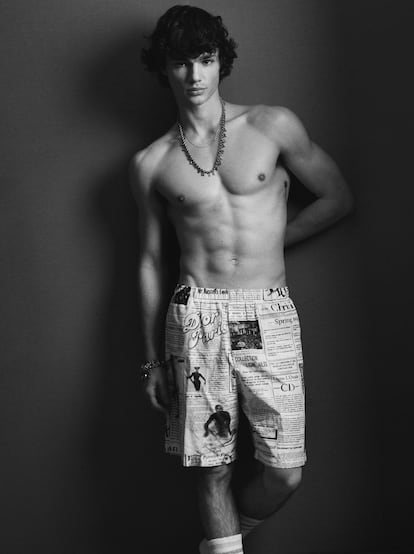 Como modelo se divierte, dice, pero como actor disfruta. Por eso ahora lo veremos más en la pantalla que en las pasarelas. En esta página, con short blanco de algodón y seda estampado integral Gazette y collar de cadena redonda y colgantes, todo de Dior Homme.